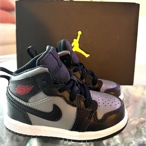 Like new toddler boy Jordan sneakers. Size 5C. Gray/black/red with original box